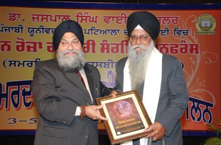 Dr. Jagir Singh being felicitated by Dr Jaspal Singh, Vice Chancellor, Punjabi University, Patiala